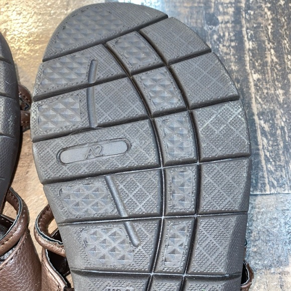 A2 by Aerosoles Brown sandals Women’s Size 9 Slip On, Faux Distressed Leather - Picture 11 of 15